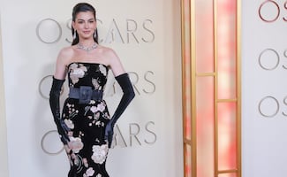 Famosos iluminan con elegancia la alfombra del Oscar