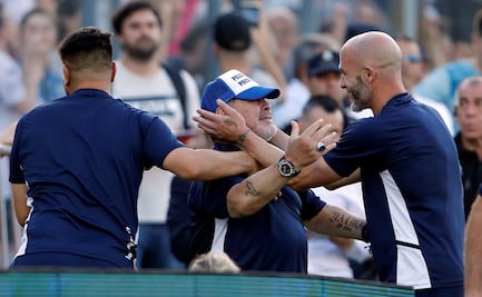 La chistosa caída de Diego Maradona