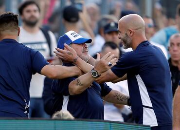 La chistosa caída de Diego Maradona