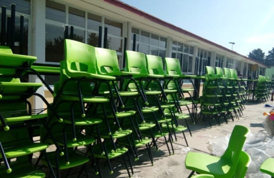Equipan escuela primaria de Toluca tras denuncia sobre carencias