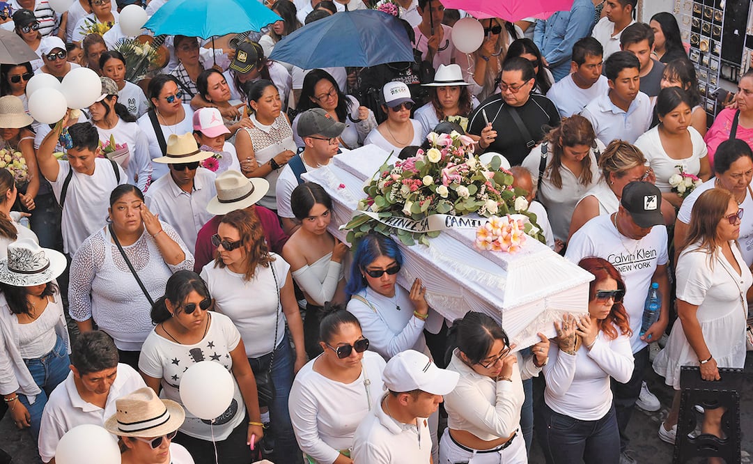 Decenas de personas salieron a las calles de Taxco a acompañar el cortejo fúnebre de Camila. Amigos y familiares vistieron de blanco y llevaron globos del mismo color. Foto: de Salvador Cisneros. El Universal