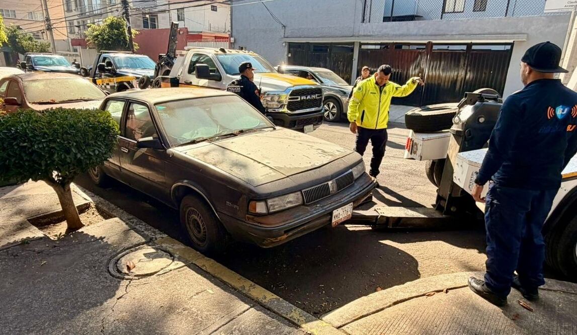 Retiran 17 vehículos abandonados en Benito Juárez; operativo mejora seguridad y orden en colonias Albert, Mixcoac y Portales. Foto: Especial