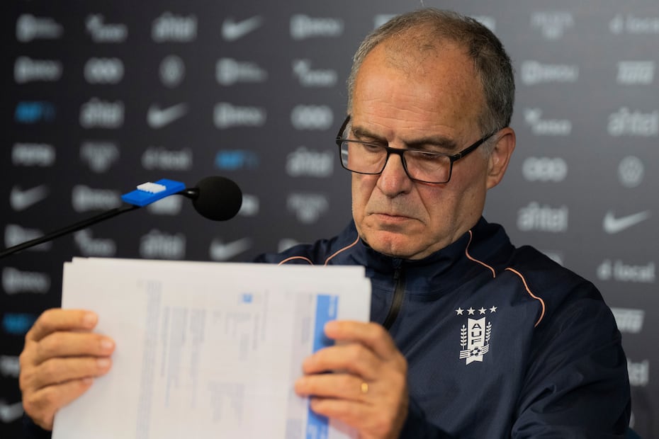 Marcelo Bielsa en conferencia de prensa, tras la eliminación de Uruguay del Mundial de 2026 - Foto: AP