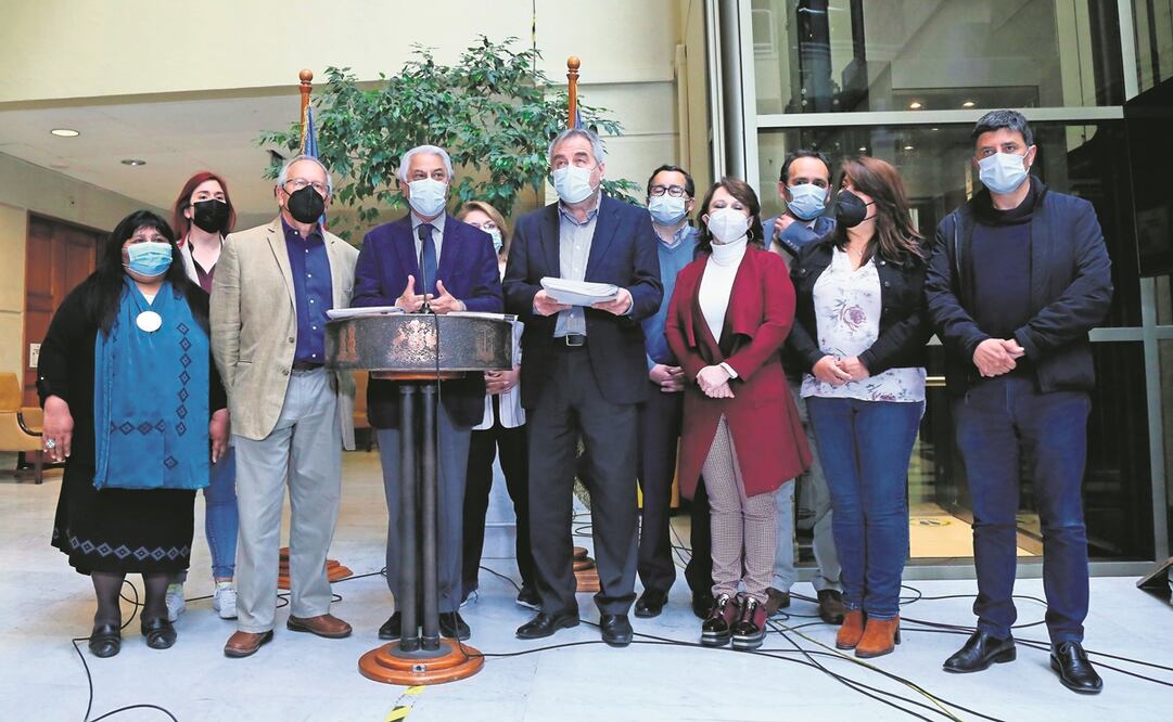 Diputados de la oposición, tras la firma del texto de la Acusación Constitucional contra el presidente Sebastián Piñera, en el Congreso de Chile en Valparaíso. Foto: EFE