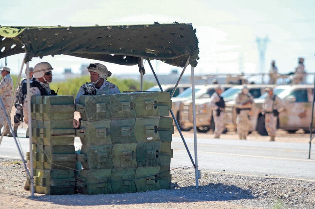 Retenes militares fueron instalados en las vías de acceso al Cefereso 9 para revisar cualquier vehículo que entra al lugar (NACHO RUIZ. CUARTOSCURO)