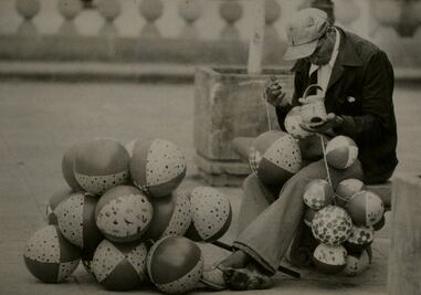 El globero que curó su alcoholismo con un globo para dios