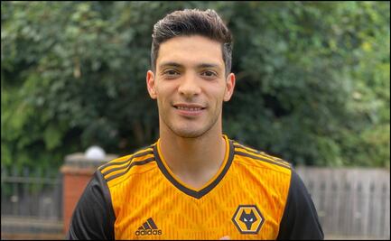 Raúl Jiménez presenta nuevo uniforme del Wolverhampton