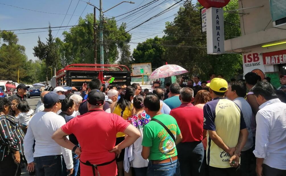Por segunda ocasión locatarios de El Molinito en Naucalpan impiden colocación de puestos metálicos. Foto: Especial