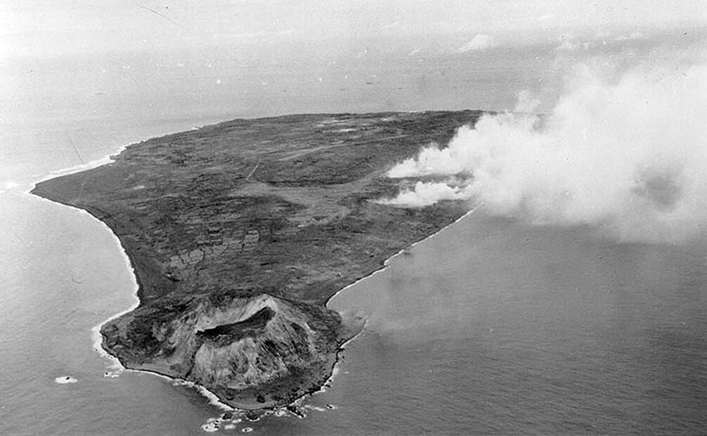 Iwo Jima, que en japonés significa "Isla de Azufre", es un islote volcánico de veintiún kilómetros cuadrados. Hoy la isla presenta un poco más de vegetación que la que se alcanza a apreciar en la foto previa al bombardeo. Foto: US Air Force.