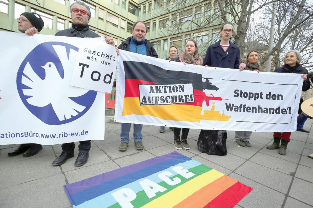 Activistas contra las armas se manifestaron ayer enfrente del tribunal, en Stuttgart, que multó a Heckler & Koch por exportar ilegalmente miles de rifles a México. Foto: RALPH ORLOWSKI. REUTERS