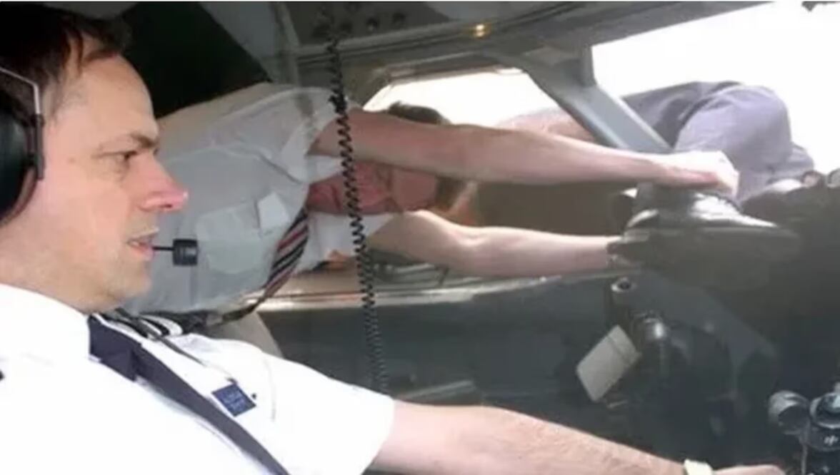 El momento en el que Nigel Ogden, auxiliar de vuelo agarra al piloto Tim Lancaster, en una imagen ficticia, una reconstrucción producida por el programa May Day: Catástrofes Aéreas