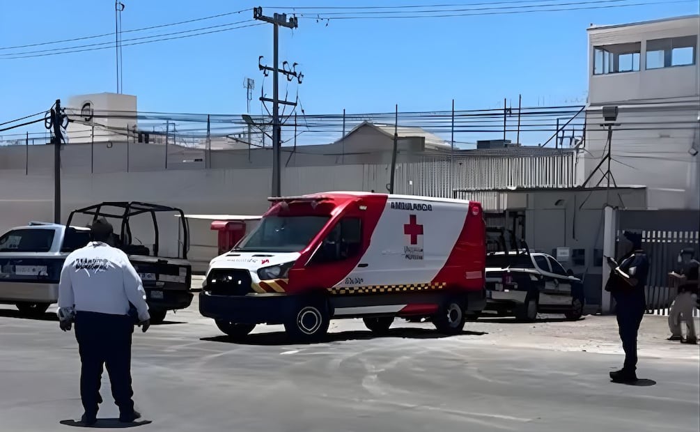 Personal de Cruz Roja ingresó al penal para brindar atención prehospitalaria a los lesionados. | Foto: Especial.