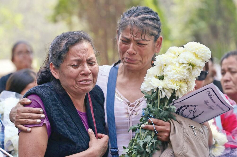 Adela, la madre del estudiante asesinado, aún tiene que velar por el estado de salud de su hijo Sergio, quien está inconsciente en el hospital Ticomán (FOTOS: BERENICE FREGOSO. EL UNIVERSAL)