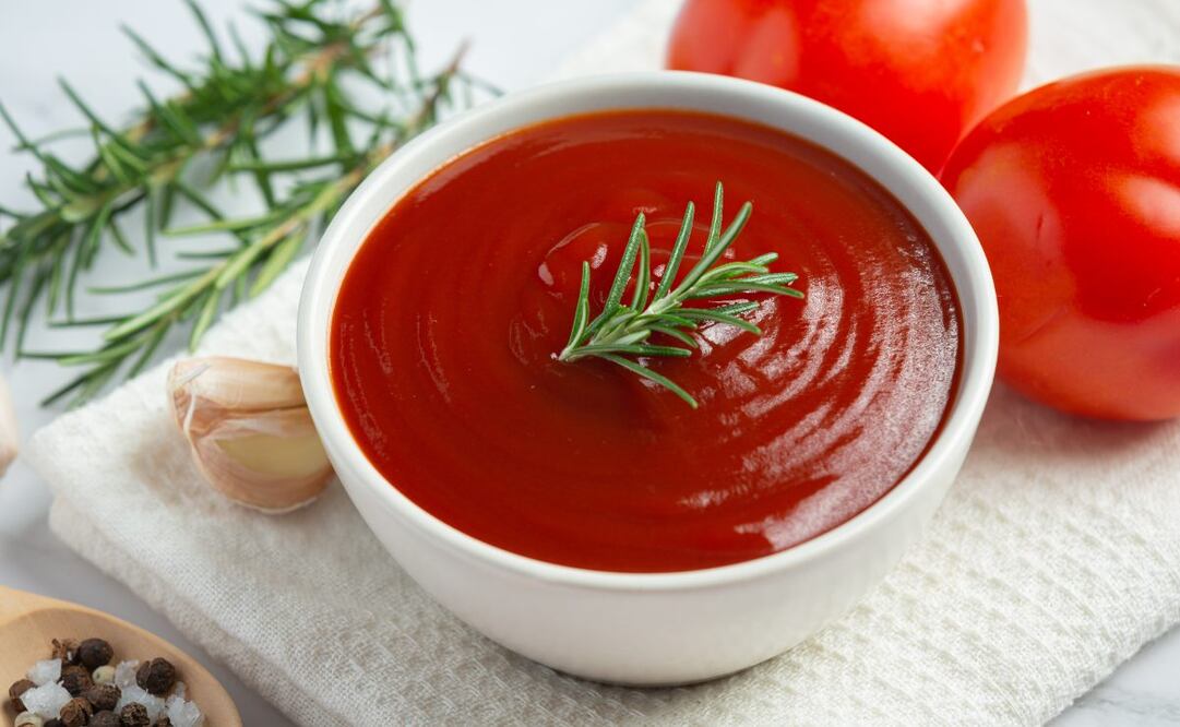 La salsa de tomate es uno de los mejores complementos para acompañar la pizza o las papas a la francesa. Foto: Freepik 