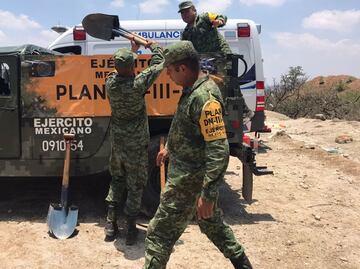 “No suspendan la búsqueda de mi esposo”: Siguen trabajos de rescate en relleno sanitario de Naucalpan