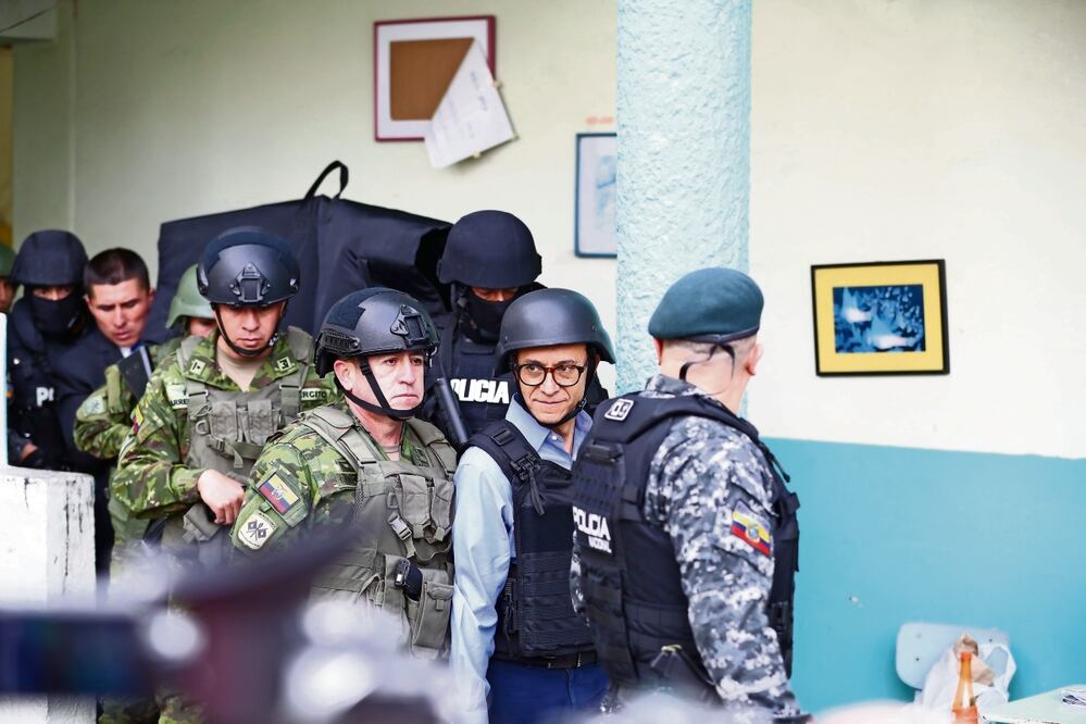 El candidato a la Presidencia de Ecuador Christian Zurita, reemplazo del asesinado Fernando Villavicencio, custodiado por un fuerte esquema de seguridad, llega a votar a la Unidad Educativa Fiscal República de Bolivia, ayer en Quito. Foto: José Jácome | EFE
