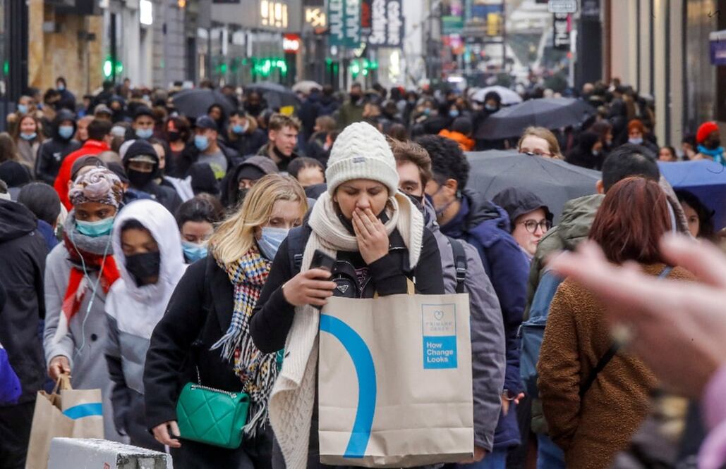 Transeúntes durante época invernal. Foto: EFE / Oliver Hoslet, archivo  