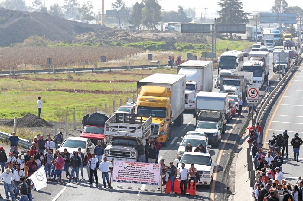Miles de personas no llegaron a tiempo a sus destinos por los cierres que ayer realizaron los recolectores de basura en seis autopistas. Foto: JORGE ALVARADO. EL UNIVERSAL