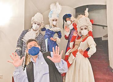 Famosos vigilaron la sana distancia en el Teatro de la Ciudad Esperanza Iris