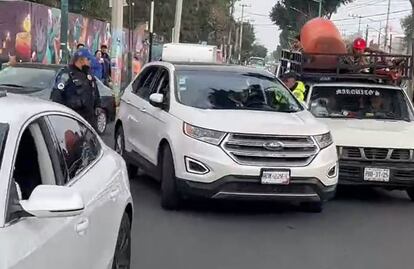 Detienen a conductor que aventó auto a policías y a reportero en acceso al panteón San Nicolás Tolentino