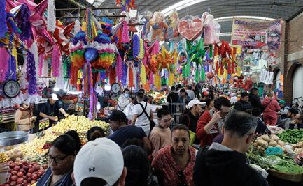 Capitalinos realizan compras de último minuto en Mercado de Jamaica; manzanas, uvas y piñatas, entre los productos más vendidos