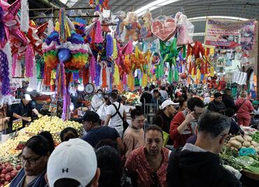 Capitalinos realizan compras de último minuto en Mercado de Jamaica; manzanas, uvas y piñatas, entre los productos más vendidos