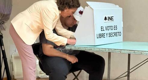 Jesús Ernesto, hijo menor de AMLO, emite su primer voto en la elección judicial; Beatriz Gutiérrez Müller lo orienta