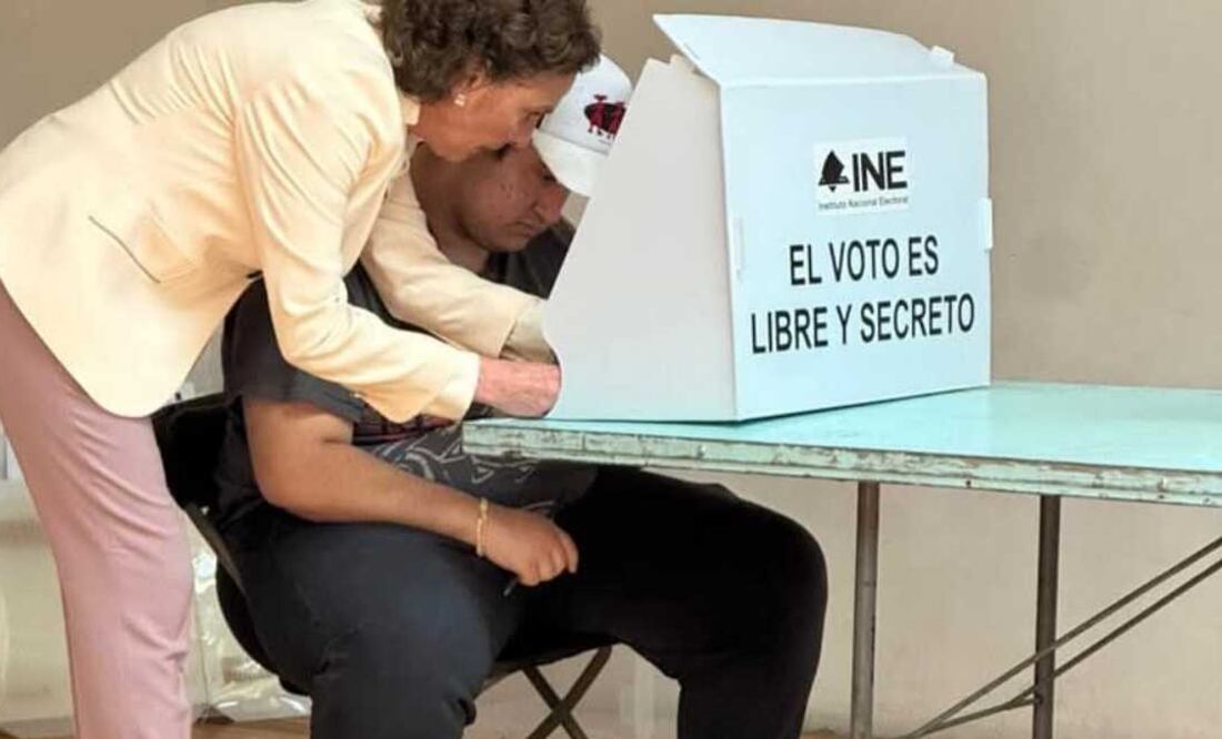 El hijo menor de AMLO emitió su primer voto en esta elección judicial, después de que cumplió la mayoría de edad en abril. Foto: Especial.