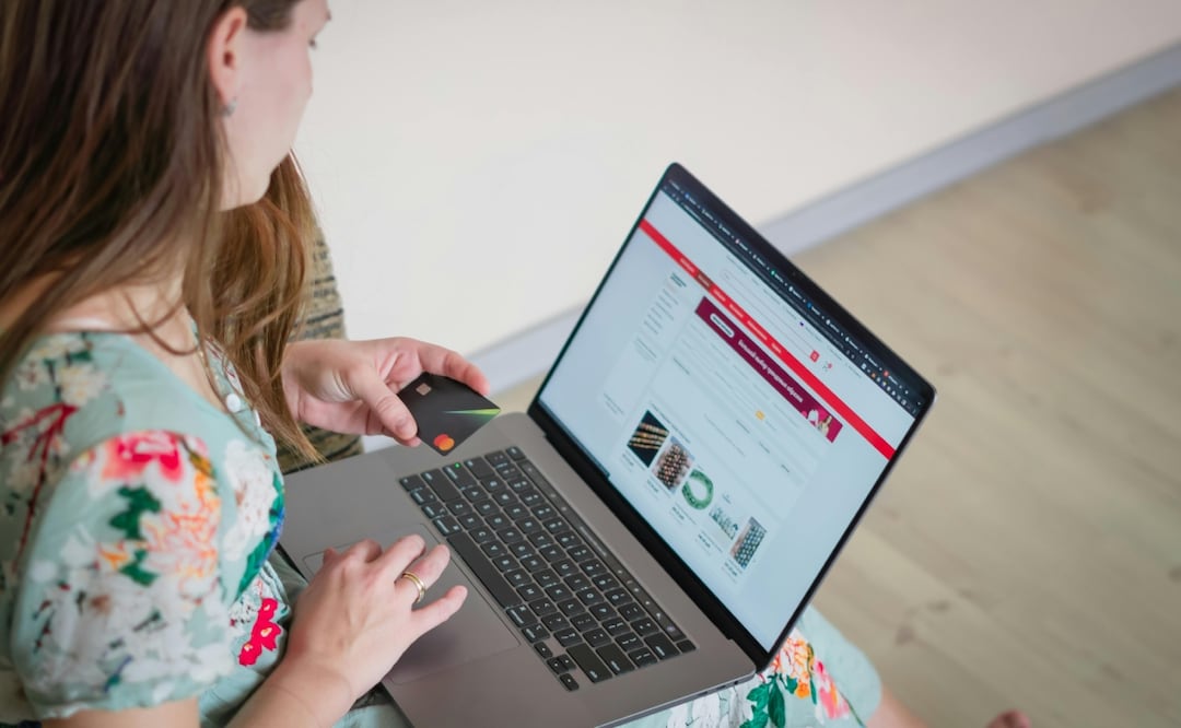 Navega sin anuncios: guía práctica para desbloquear tus dispositivos. Foto: Pexels