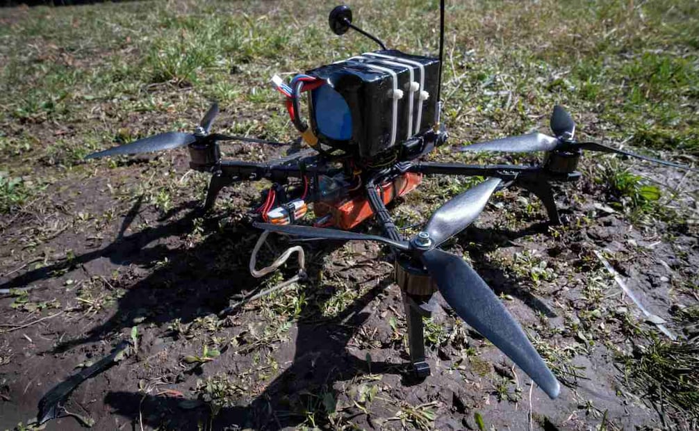 Un dron interceptor FPV (vista en primera persona) listo para despegar y llevar a cabo una misión de defensa aérea en una ubicación no revelada cerca del frente en la zona de Druzhkivka (Donetsk), Ucrania, 23 de marzo de 2026. El ejército ucraniano emplea ahora drones interceptores FPV para derribar otros vehículos no tripulados más lentos y costosos que las fuerzas rusas utilizan para misiones de reconocimiento o para atacar dentro de las ciudades situadas en la línea del frente. Foto: EFE