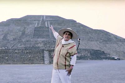 En la cima de la Pirámide del Sol, la senadora Jesusa Rodríguez hace propaganda política