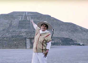 En la cima de la Pirámide del Sol, la senadora Jesusa Rodríguez hace propaganda política