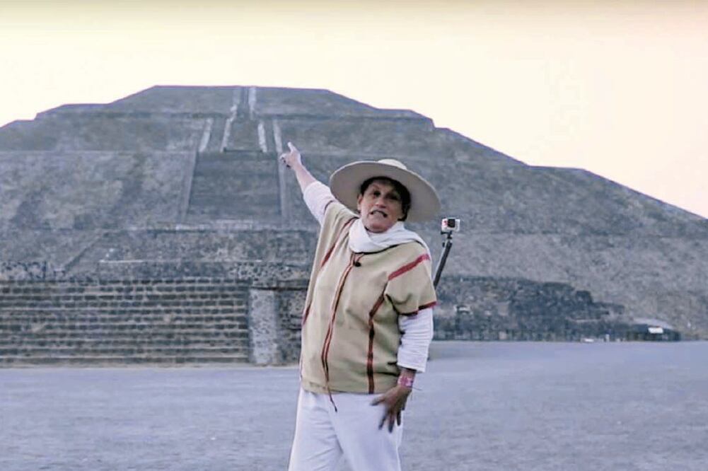 En la cima de la Pirámide del Sol, la senadora Jesusa Rodríguez hace propaganda política