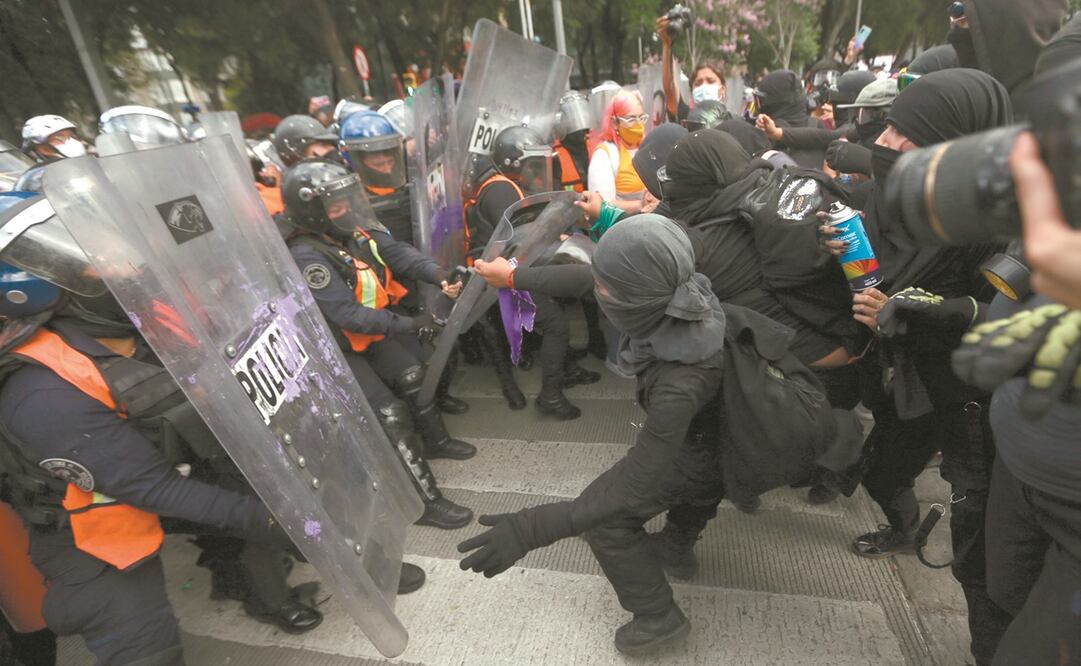 Manifestantes se enfrentaron con policías en el Ángel de la Independencia. Foto: EFE