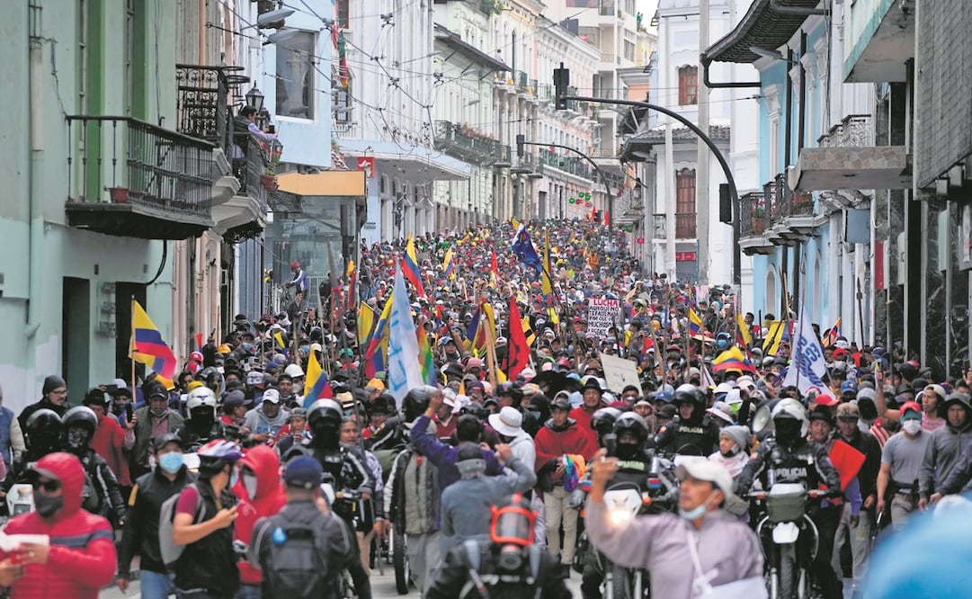Manifestantes antigubernamentales marchan hacia el palacio presidencial en Quito. Foto: Dolores Ochoa. AP