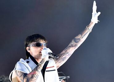 Critican a Peso Pluma por recurrir a la anestesia general para tatuarse sin dolor