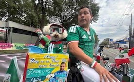 "Osito", el perrito mundialista, llega a inmediaciones del Estadio Ciudad de México; vestido con playera de la Selección Mexicana, roba corazones
