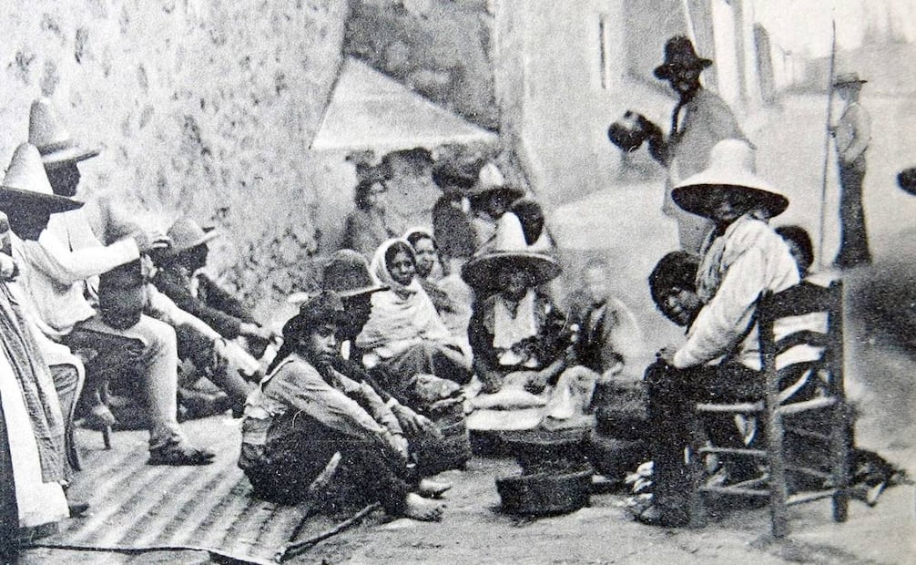 Antes de las tortillerías con maquinaria que predominan en las ciudades mexicanas, las tortillas las vendían mujeres que las llevaban en canasta, como se ve en esta postal de inicios del siglo XX. Colección Villasana.