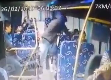 Captan en video a asaltante que golpea a pasajera por esconder su bolsa en Tecámac