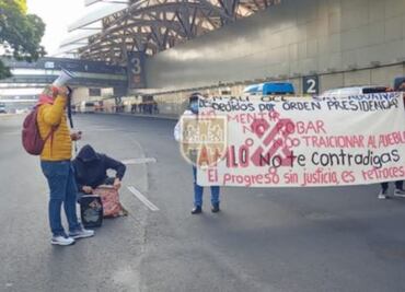 Manifestantes bloquean accesos de la Terminal 1 del AICM