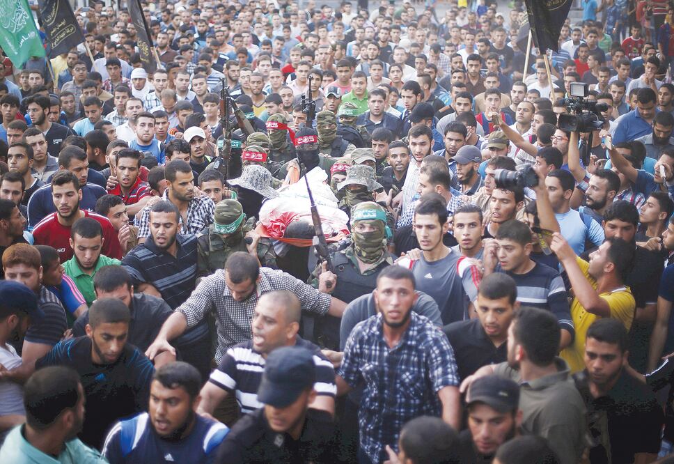 Miembros de Hamas cargaban ayer en Gaza el cuerpo de uno de sus compañeros, abatido en los choques contra Israel (MOHAMMED SALEM. REUTERS)