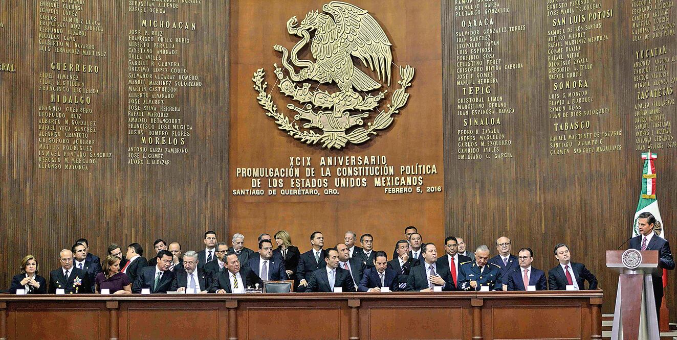 Acompañado por los titulares de los poderes Legislativo y Judicial, gobernadores y miembros del gabinete, el presidente Enrique Peña Nieto pidió no sólo recordar la Constitución, sino asegurar que se cumpla (PRESIDENCIA)