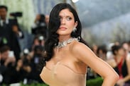 Kylie Jenner paraliza Instagram con ajustado look blanco de látex y escote extremo. (Photo by Angela Weiss / AFP)