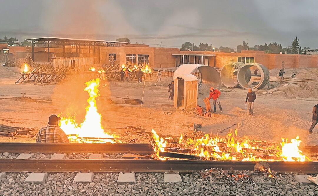 Vecinos del Aeropuerto Internacional Felipe Ángeles bloquearon las vías férreas y montaron un campamento frente al sitio donde pernoctan trabajadores de las empresas encargadas de las obras, en protesta por la construcción de una barda perimetral