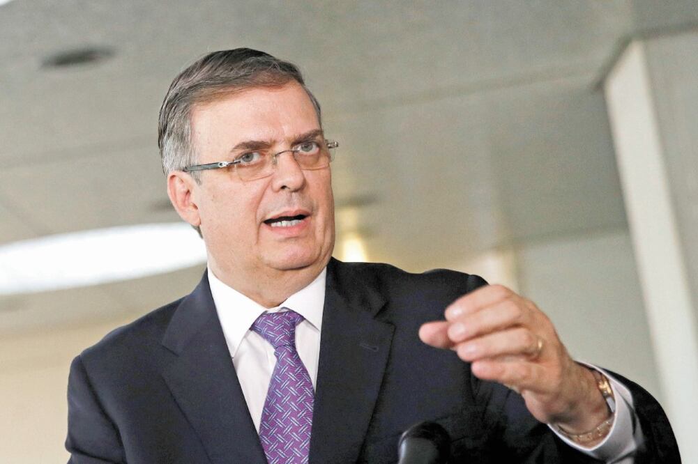 Acercamiento.El canciller Marcelo Ebrard presentó la estrategia y entregó una versión sintetizada. Foto: PATRICK SEMANSKY. AP