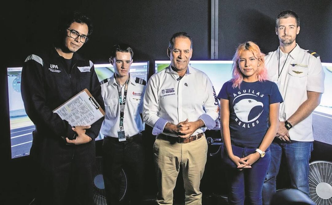 El gobernador Martín Orozco recorrió el Aeronautical Engineering Lab, el cual cuenta con un simulador de vuelo para los estudiantes. 