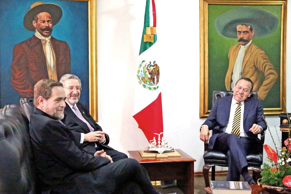 Jesús Zambrano se reunió con el ministro Jorge Mario Pardo Rebolledo y con el presidente de la SCJN, Luis María Aguilar (segundo de izq. a der.) (ESPECIAL)