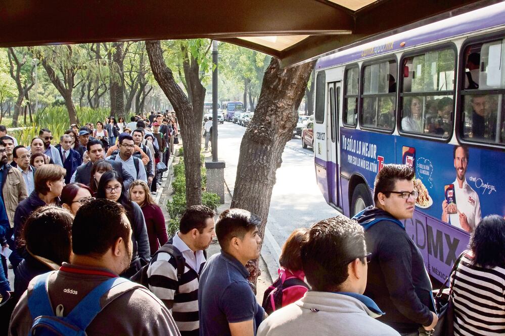 Pasajeros que bajaron en Campo Marte se quejaron porque algunos tuvieron que esperar hasta una hora para poder subir al otro camión que los llevaría hacia Santa Fe, además de pagar 4 pesos más (GALO CAÑAS. CUARTOSCURO)