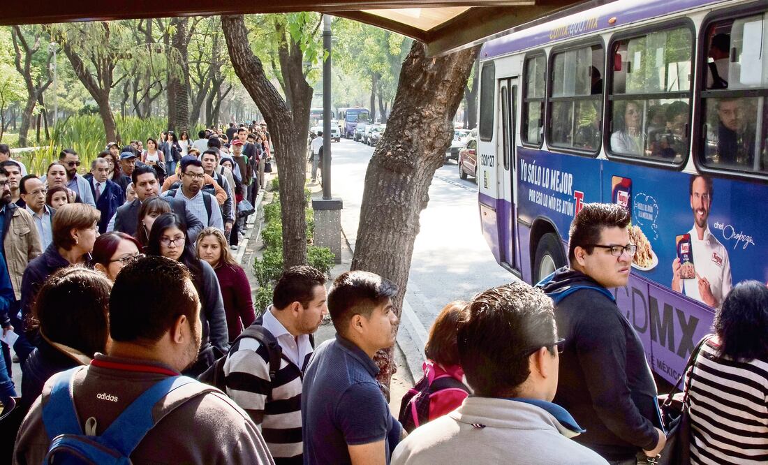 Pasajeros que bajaron en Campo Marte se quejaron porque algunos tuvieron que esperar hasta una hora para poder subir al otro camión que los llevaría hacia Santa Fe, además de pagar 4 pesos más (GALO CAÑAS. CUARTOSCURO)