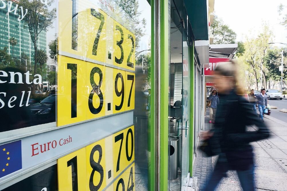 La cotización del dólar cerró ayer en 18.80 pesos por unidad, pero en algunos bancos alcanzó casi las 19 unidades. (ISABEL MATEOS. CUARTOSCURO)